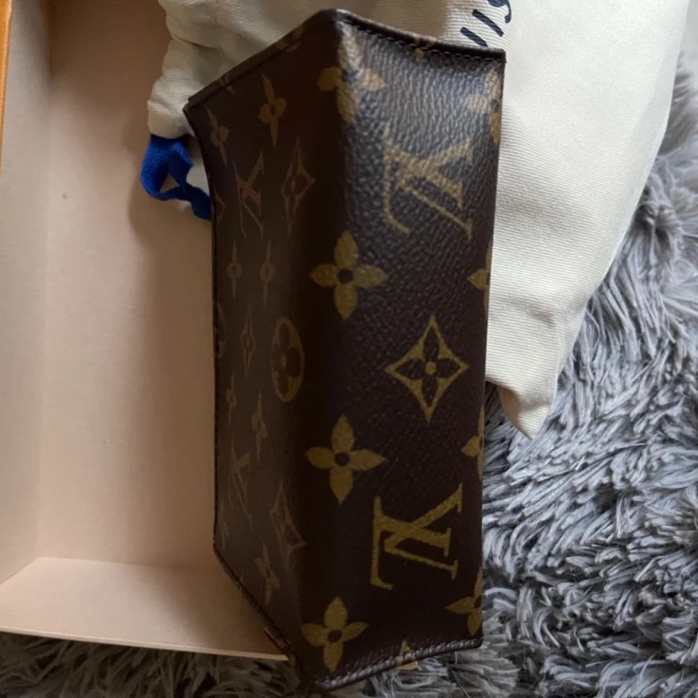 Louis Vuitton toilet pouch 15 MNG - Picture 5 of 5